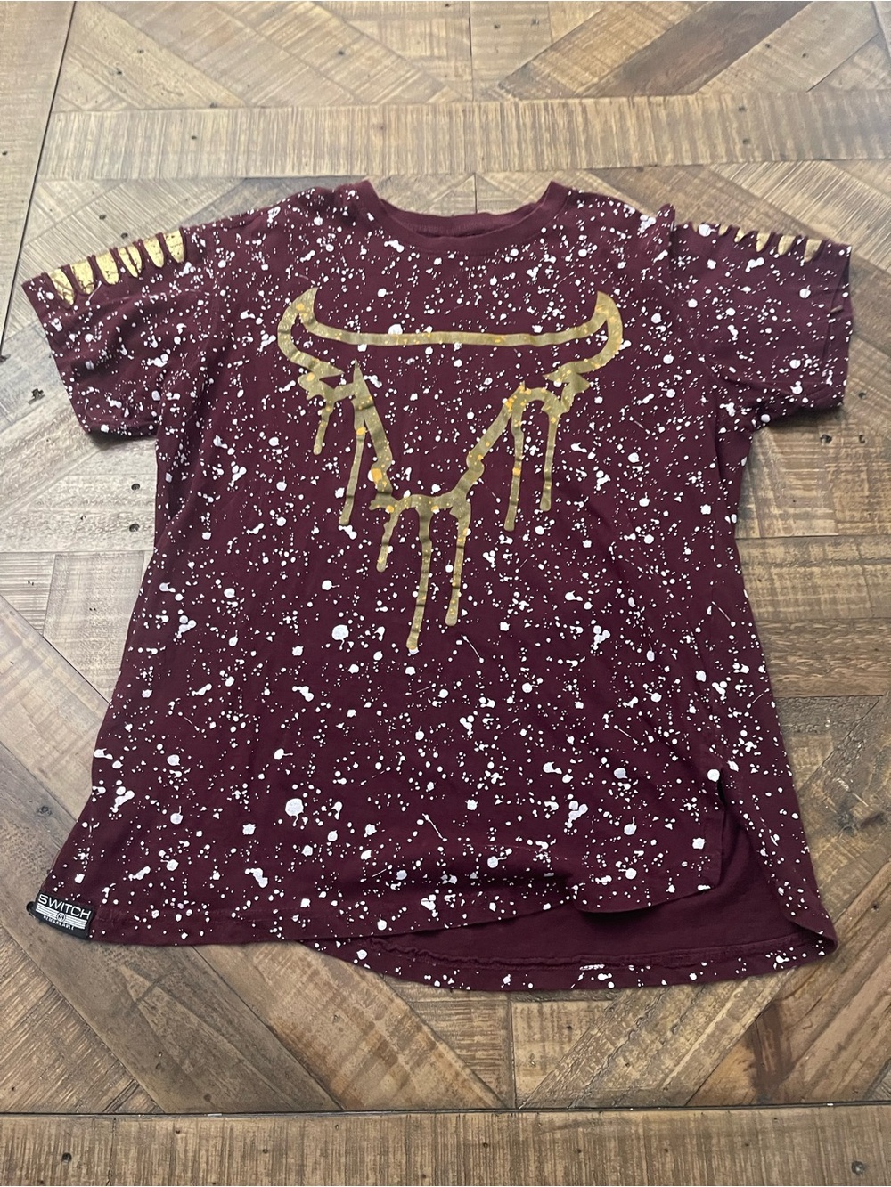 Men’s Switch Remarkable Bulls Drip Logo Splatter Streetwear Tee Burgundy
